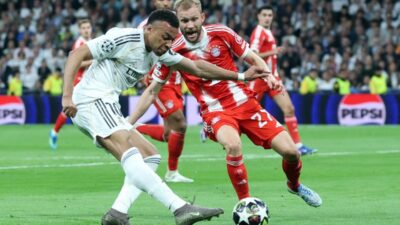 Kylian Mbappe dibayangi Konrad Laimer dalam pertandingan sepak bola leg pertama perempat final Liga Champions antara Real Madrid vs FC Bayern Muenchen di Stadion Santiago Bernabeu di Madrid pada 7 April 2026. (Foto oleh Pierre-Philippe MARCOU / AFP)(AFP/PIERRE-PHILIPPE MARCOU)