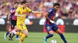 Lamine Yamal (kanan) dibayangi Pol Lozano dalam pertandingan sepak bola Liga Spanyol antara FC Barcelona vs Espanyol di Stadion Camp Nou di Barcelona pada 11 April 2026. (Foto oleh Josep LAGO / AFP)