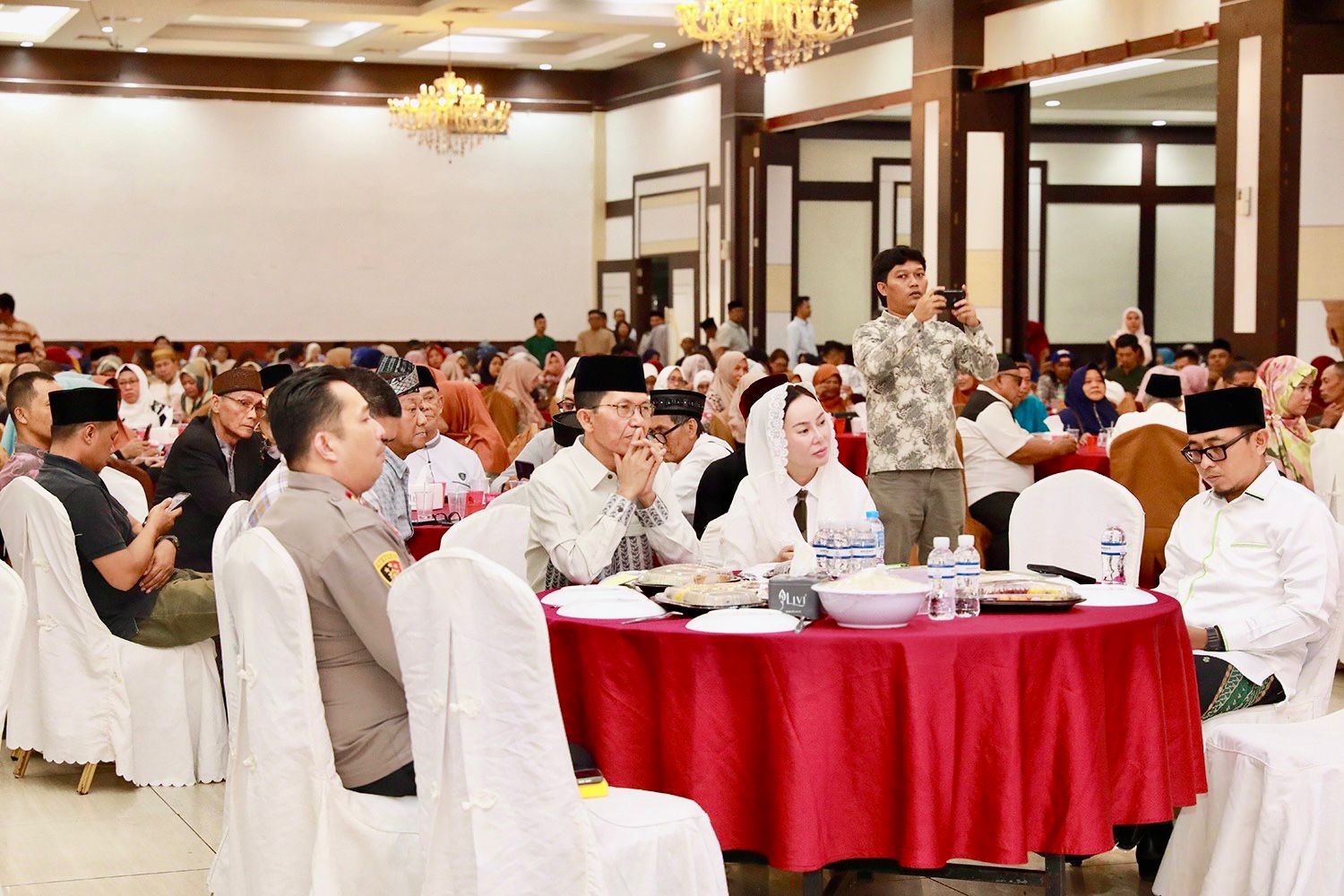 Wali Kota Batam, Amsakar Achmad, bersama Wakil Wali Kota Batam, Li Claudia Chandra, menghadiri halalbihalal bersama warga Bengkong di Golden Prawn, Rabu (1/4/2026). HUMAS DISKOMINFO BATAM