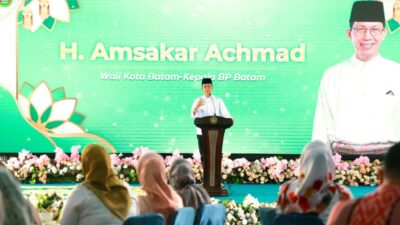 Wali Kota Batam, Amsakar Achmad, menyampaikan sambutan saat menghadiri halalbihalal TP PKK Batam, Kamis (2/4/2026). HUMAS DISKOMINFO BATAM