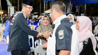 Perangkat RT dan RW Batuampar menyalami Wali Kota Batam, Amsakar Achmad, saat halalbihalal di Halaman Kantor Lurah Tanjung Sengkuang, Jumat (3/4/2026) malam. HUMAS DISKOMINFO BATAM / DHEO ANANDA PUTRA
