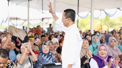 Wali Kota Batam, Amsakar Achmad, menyapa masyarakat kalangan lansia di Batam, Kamis (9/4/2026). HUMAS DISKOMINFO BATAM / RUMAWI