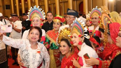 Sejumlah warga berswafoto bersama Wali Kota Batam, Amsakar Achmad, saat perayaan Dharma Santi Nyepi Tingkat Kota Batam Tahun Baru Saka 1948 di Harmoni One Hotel, Batamkota, Minggu (12/4/2026). HUMAS DISKOMINFO BATAM