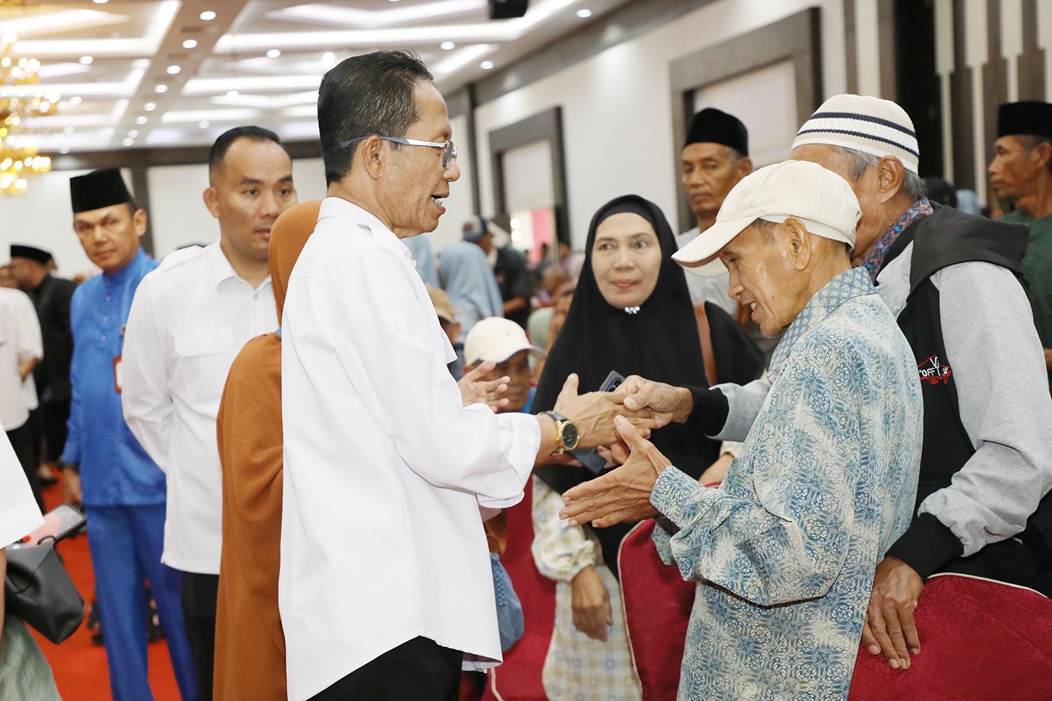 Wali Kota Batam, Amsakar Achmad, berbincang dengan sejumlah lansia saat menghadiri silaturahmi di Golden Prawn, Bengkong, Senin (13/4/2026). HUMAS DISKOMINFO BATAM