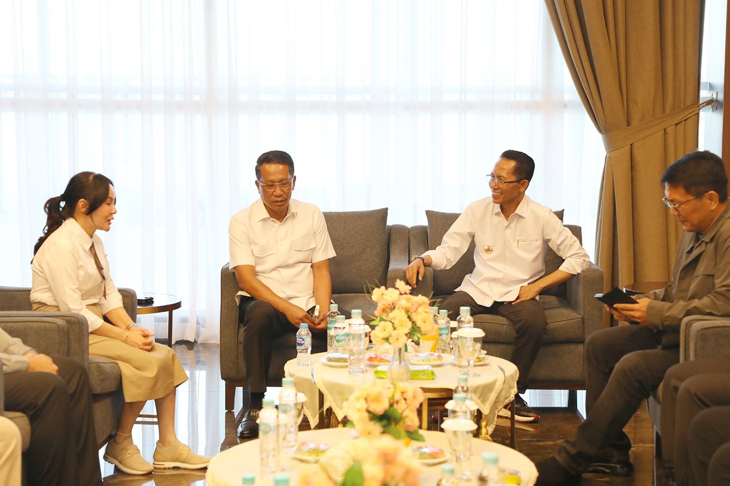 Wali Kota Batam, Amsakar Achmad, bersama Wakil Wali Kota Batam, Li Claudia Chandra, berbincang dengan Menkum RI, Supratman Andi Agtas, di Kota Batam, Selasa (14/4/2026). HUMAS DISKOMINFO BATAM / RUMAWI