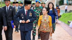 Wali Kota Batam, Amsakar Achmad, bersama Wakil Wali Kota Batam, Li Claudia Chandra, mengikuti apel gabungan di Dataran Engku Putri, Batamcentre, Selasa (21/4/2026). HUMAS DISKOMINFO BATAM