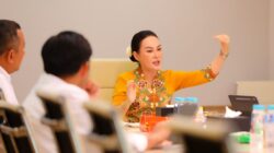 Wakil Wali Kota Batam, Li Claudia Chandra, memberi pengarahan saat menerima audiensi ASPARINDO Kota Batam di Kantor BP Batam, Selasa (21/4/2026). HUMAS DISKOMINFO BATAM