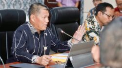 Sekda Batam, Firmansyah, memimpin rapat koordinasi terkait efisiensi anggaran dan rencana penjabaran kedua APBD Tahun Anggaran 2026 di Kantor Wali Kota Batam, Kamis (23/4/2026). HUMAS DISKOMINFO BATAM