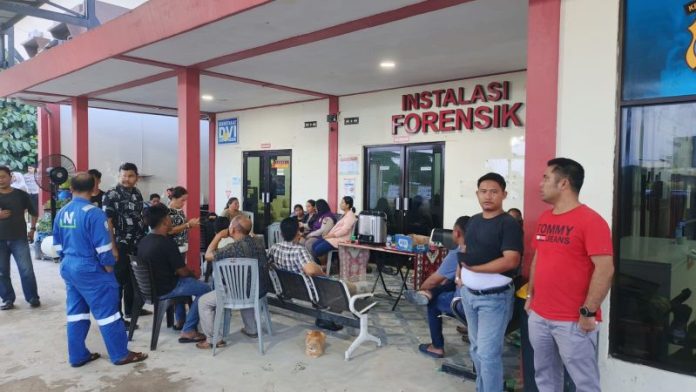 Keluarga korban dan pihak kepolisian menunggu proses autopsi jenazah Bripda Natanael di RS Bhayangkara Polda Kepri, Selasa (14/4/2026). Foto: AlurNews.com