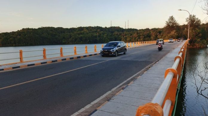 Pengendara melintasi Jembatan Sei Ladi, Senin (6/4/2026).
