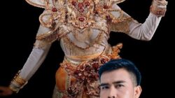 Desainer Batam Indra Prameswara bersama kostum Legenda Pulau Putri yang akan dikenakan perwakilan Kepri di Putri Indonesia 2026. Foto: Istimewa