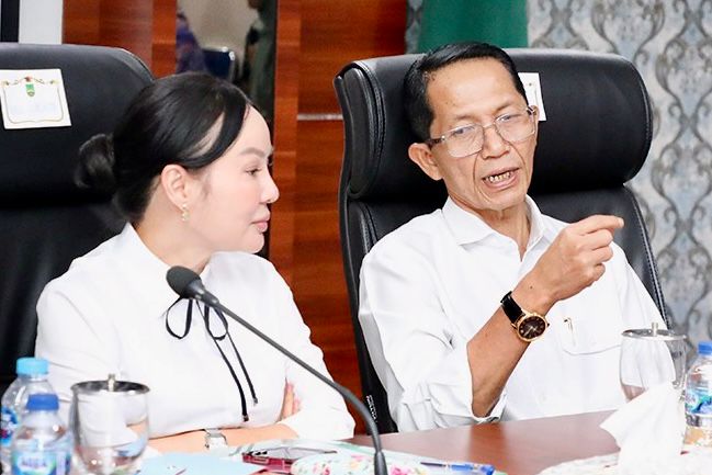 Wali Kota Batam, Amsakar Achmad, bersama Wakil Wali Kota Batam, Li Claudia Chandra, saat memimpin Rapat Pleno Finalisasi Pembahasan Usulan Revisi Peraturan Daerah Provinsi Kepulauan Riau Nomor 1 Tahun 2017 tentang RTRW Kepri 2017-2037, di Kantor Wali Kota Batam, Kamis (30/4/2026).