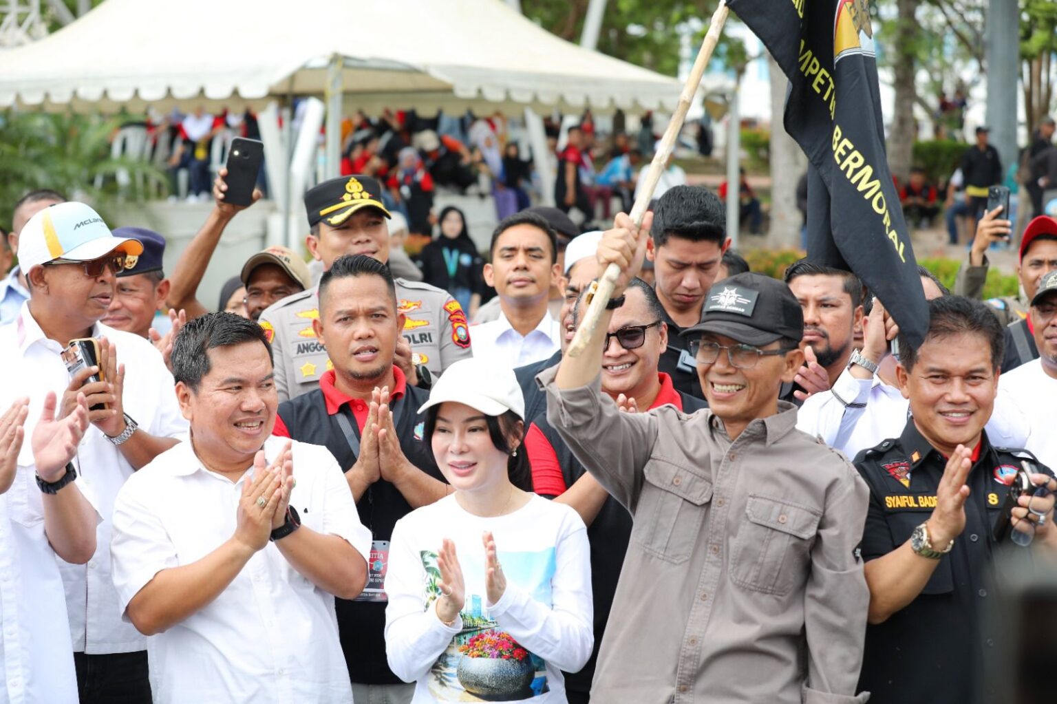 Wali Kota Batam, Amsakar Achmad, bersama Wakil Wali Kota Batam, Li Claudia Chandra, melepas armada pengangkut sampah saat peringatan May Day di Dataran Engku Putri, Jumat (1/5/2026). HUMAS DISKOMINFO BATAM