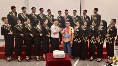 Kepala Diskominfo Batam, Rudi Panjaitan, bersama Kepala Disbudpar Batam, Ardiwinata, dan 20 Finalis Duta Wisata Batam 2026. Dok PEMKO BATAM