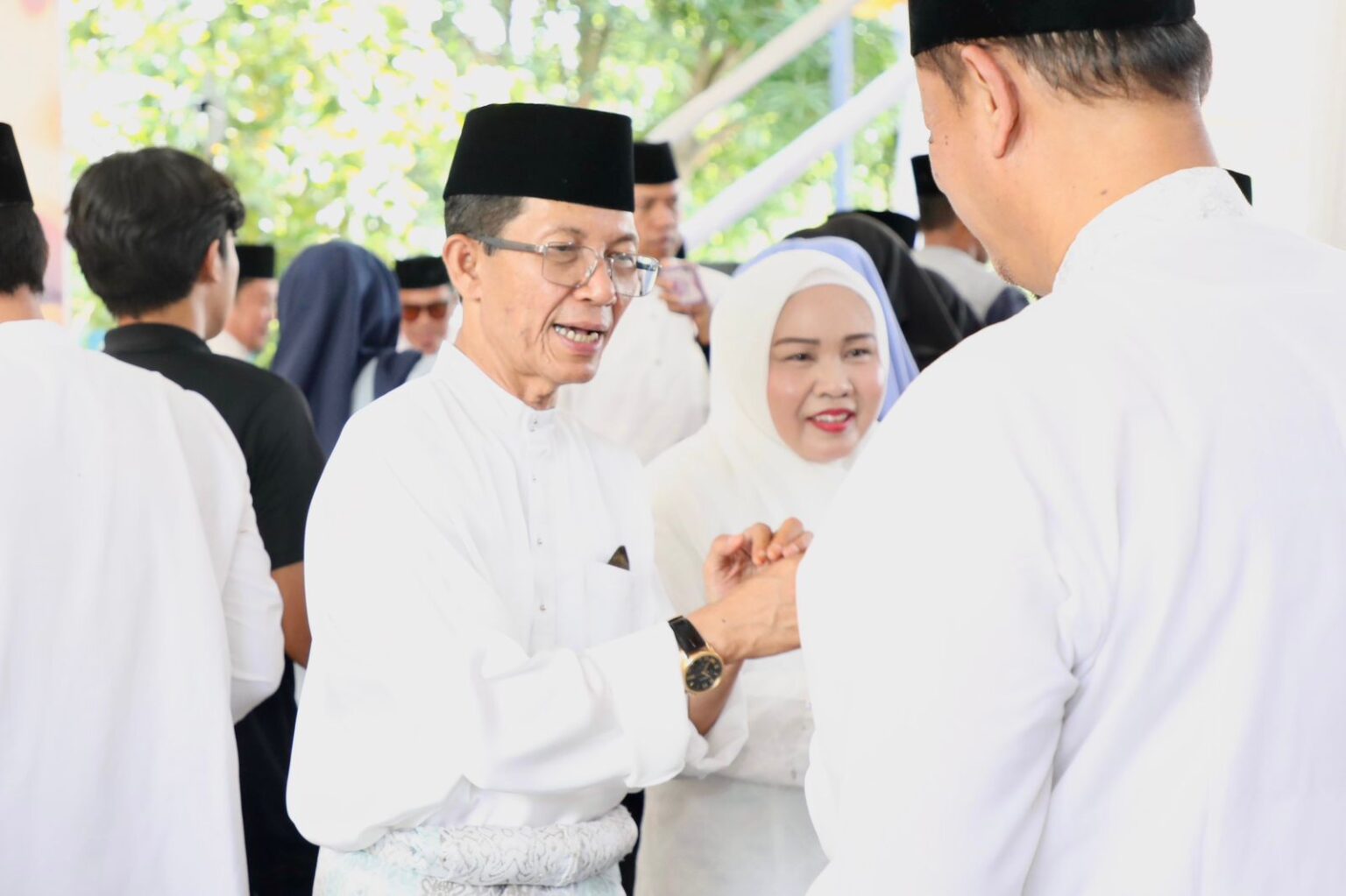 Sejumlah warga menyalami Wali Kota Batam, Amsakar Achmad dan Istri usai menggelar Walimatus Safar di kediamannya, Batam Centre, Minggu (10/5/2026). HUMAS DISKOMINFO BATAM