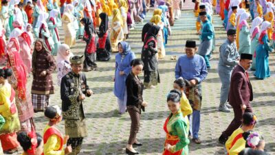 Wali Kota dan Wakil Wali Kota Batam, Amsakar Achmad dan Li Claudia Chandra, serta jajaran Forkopimda menari bersama 5.120 pelajar saat memperingati Hardiknas 2026 di Dataran Engku Putri, Batamcentre, Senin (11/5/2026). HUMAS DISKOMINFO BATAM
