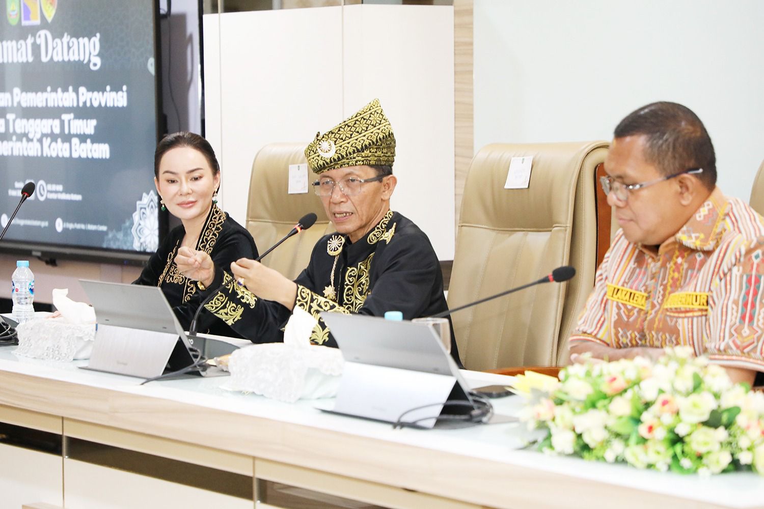 Wali Kota dan Wakil Wali Kota Batam, Amsakar Achmad dan Li Claudia Chandra, menerima kunjungan Gubernur NTT, Emanuel Melkiades Laka Lena, di Kantor Wali Kota Batam, Senin (11/5/2026). HUMAS DISKOMINFO BATAM