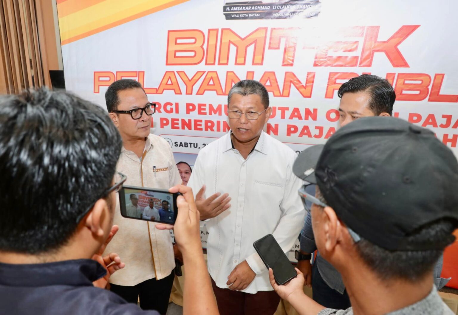 Sekda Batam, Firmansyah, memberi keterangan pers usai membuka Bimtek Pelayanan Publik di Harris Hotel Batam Center, Sabtu (23/5/2026)