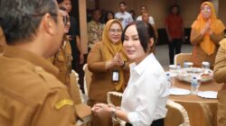Sejumlah pegawai Pemko Batam bersama Forkopimda ikut merayakan HUT ke-54 Plh Wali Kota Batam, Li Claudia Chandra, di Kantor Wali Kota Batam, Senin (25/5/2026).