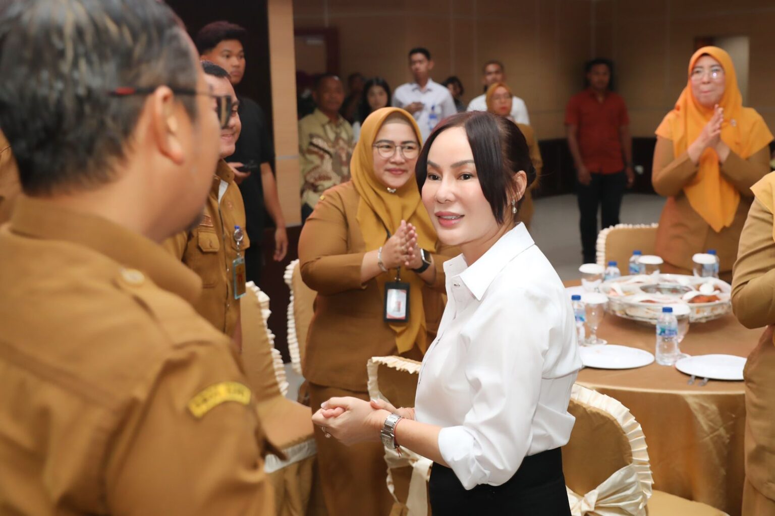 Sejumlah pegawai Pemko Batam bersama Forkopimda ikut merayakan HUT ke-54 Plh Wali Kota Batam, Li Claudia Chandra, di Kantor Wali Kota Batam, Senin (25/5/2026).