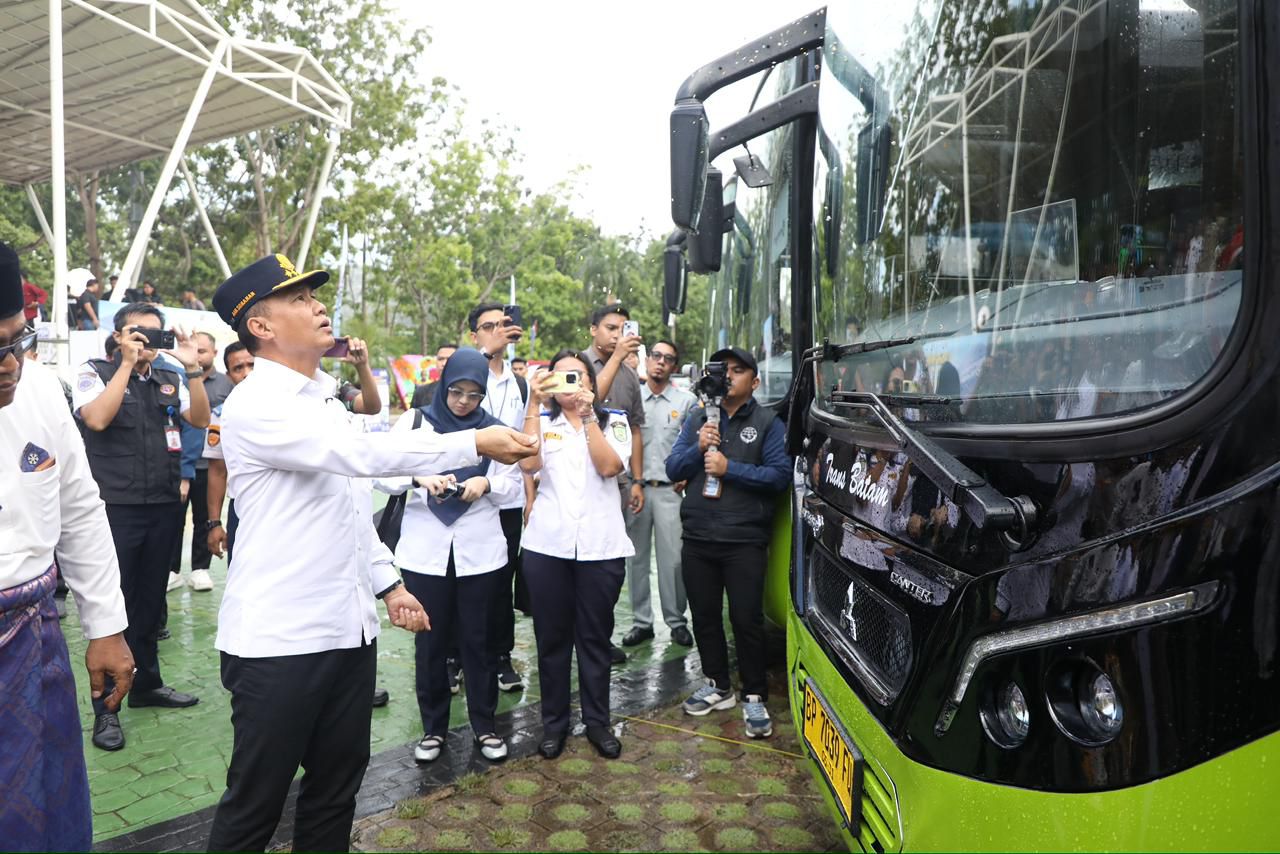 Direktur Jenderal Perhubungan Darat Kementerian Perhubungan RI, Irjen Pol (Purn) Aan Suhanan, memimpin prosesi tepuk tepung tawar saat peluncuran 19 bus trans Batam di Dataran Engku Putri, Selasa (26/5/2026).