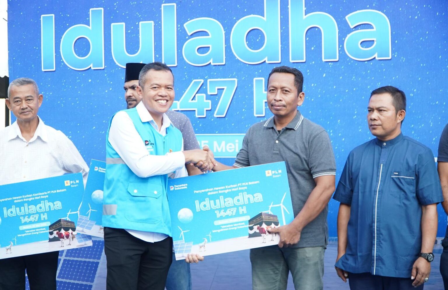 PLN Batam menyalurkan sebanyak 18 ekor sapi dan 50 ekor kambing kepada masyarakat di Kota Batam.