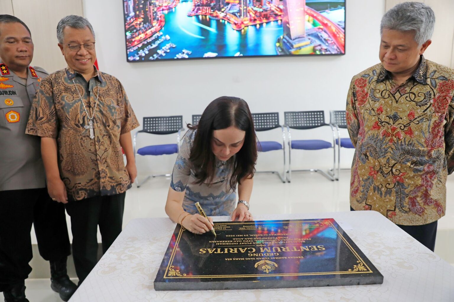 Plh Wali Kota Batam, Li Claudia Chandra, menandatangani prasasti Balai Latihan Kerja dan Pusat Informasi Pekerja Migran di Kota Batam, Jumat (29/5/2026). HUMAS DISKOMINFO BATAM