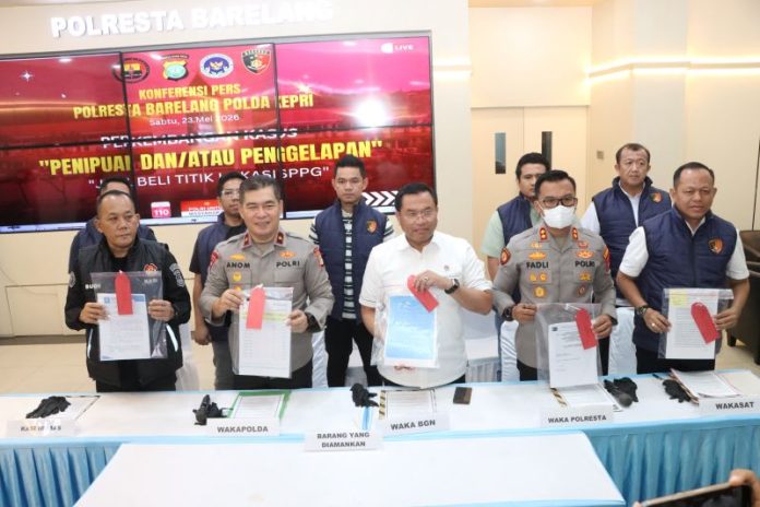 Konferesi pers tindak pidana penjualan titik SPPG di Batam. Foto: AlurNews.com