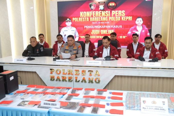Polresta Barelang bongkar markas judi online di rumah mewah di Batam.