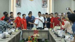 Ketua DPRD Kota Batam, Haji Muhammad Kamaluddin, menerima aksi unjuk rasa (Unras) yang digelar Aliansi Pemuda Mahasiswa Kepulauan Riau.