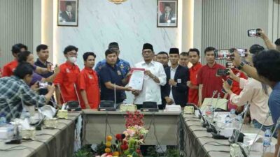 Ketua DPRD Batam Terima Aspirasi Mahasiswa, Siap Teruskan Tuntutan ke Pemerintah Pusat