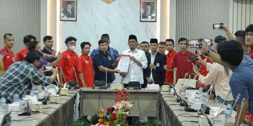 Ketua DPRD Kota Batam, Haji Muhammad Kamaluddin, menerima aksi unjuk rasa (Unras) yang digelar Aliansi Pemuda Mahasiswa Kepulauan Riau.