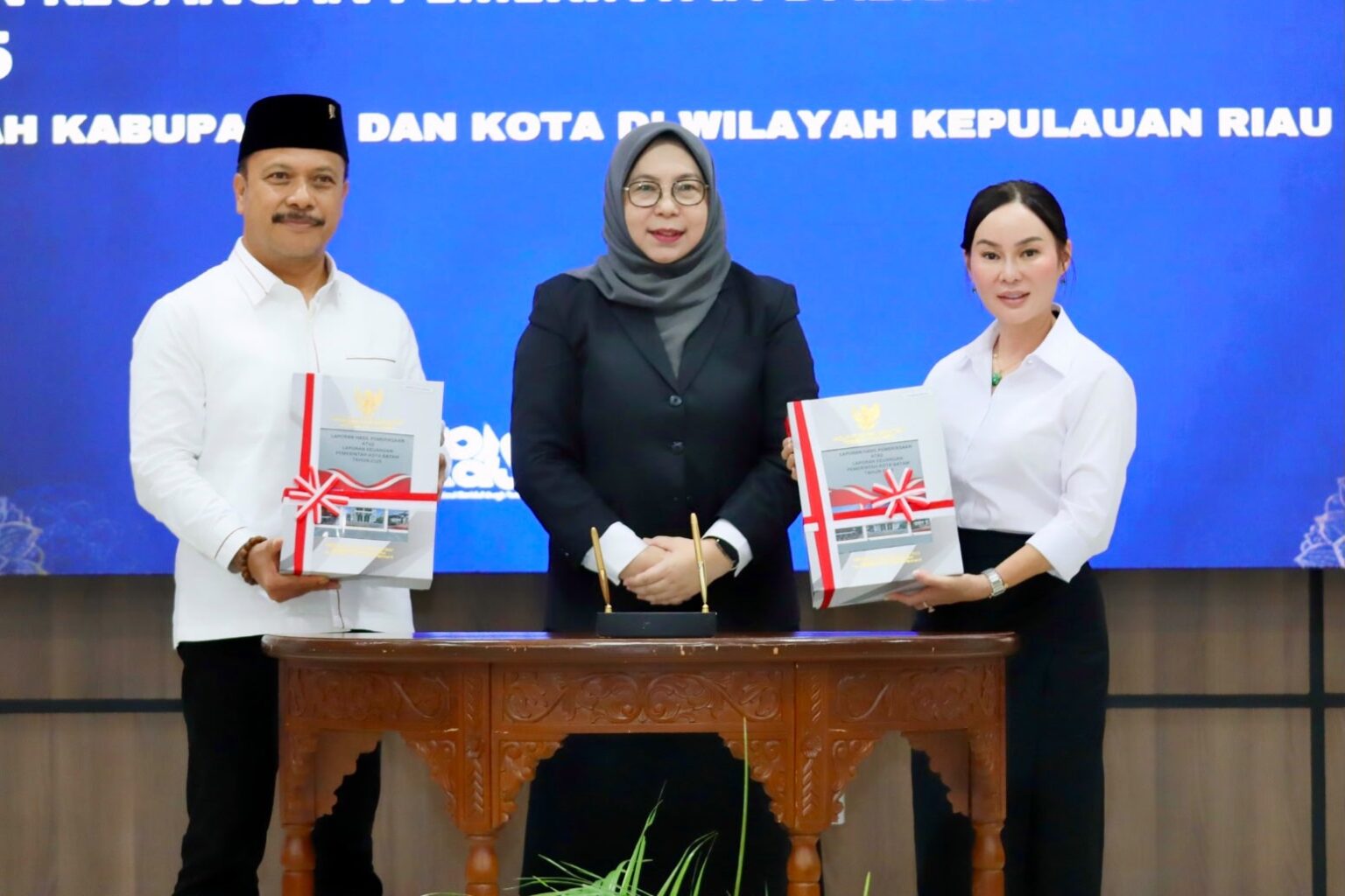 Plh Wali Kota Batam, Li Claudia Chandra, menerima LKPD Tahun Anggaran 2025 di Kantor BPK Perwakilan Provinsi Kepulauan Riau, Selasa (2/6/2026). HUMAS DISKOMINFO BATAM