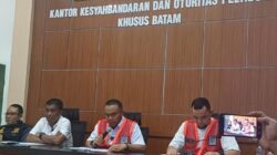 Kepala Kantor Kesyahbandaran dan Otoritas Pelabuhan (KSOP) Khusus Batam M Takwim Masuku memberikan keterangan pers terkait kapal kargo MV Golden Star 1 karam dan tenggelam di jalur Traffic Separation Scheme (TSS) Selat Malaka dan Selat Singapura, Jumat (5/6/2026) malam. (Foto: AlurNews)