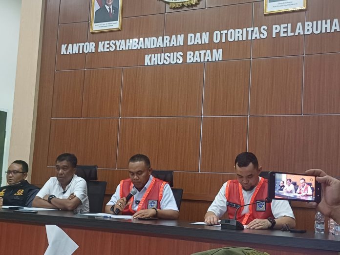 Kepala Kantor Kesyahbandaran dan Otoritas Pelabuhan (KSOP) Khusus Batam M Takwim Masuku memberikan keterangan pers terkait kapal kargo MV Golden Star 1 karam dan tenggelam di jalur Traffic Separation Scheme (TSS) Selat Malaka dan Selat Singapura, Jumat (5/6/2026) malam. (Foto: AlurNews)