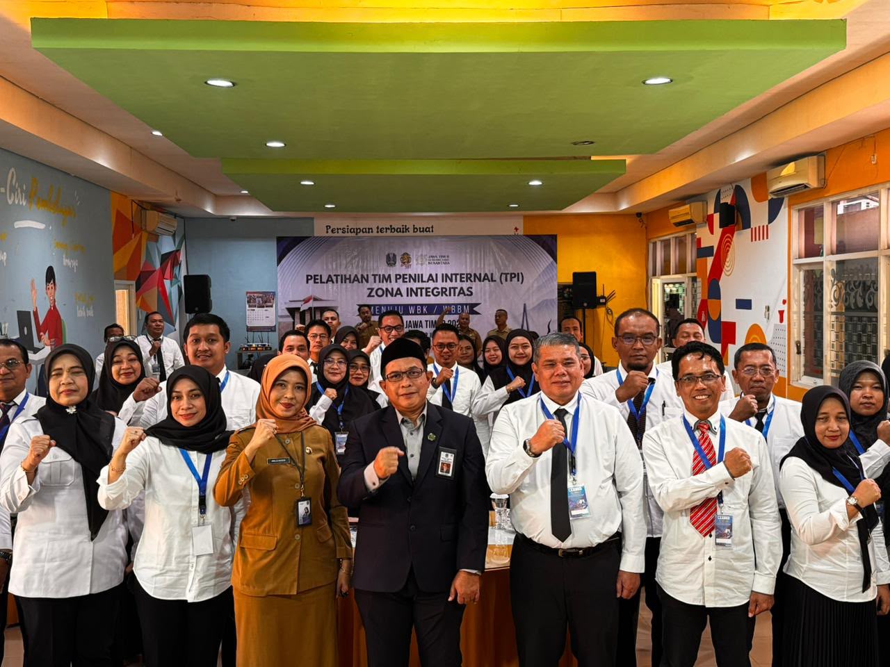 Plt Inspektur Kota Batam, Yusfa Hendri, bersama sejumlah peserta lain ngikuti Diklat Penilai Zona Integritas di Surabaya, Jawa Timur. Dok PEMKO BATAM