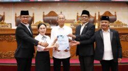 Wali Kota Batam, Amsakar Achmad, dan Wakil Wali Kota Batam, Li Claudia Chandra, menyampaikan Ranperda tentang Pertanggungjawaban Pelaksanaan APBD Kota Batam 2025 kepada pimpinan DPRD Kota Batam di Ruang Sidang Utama DPRD Kota Batam, Rabu (10/6/2026)
