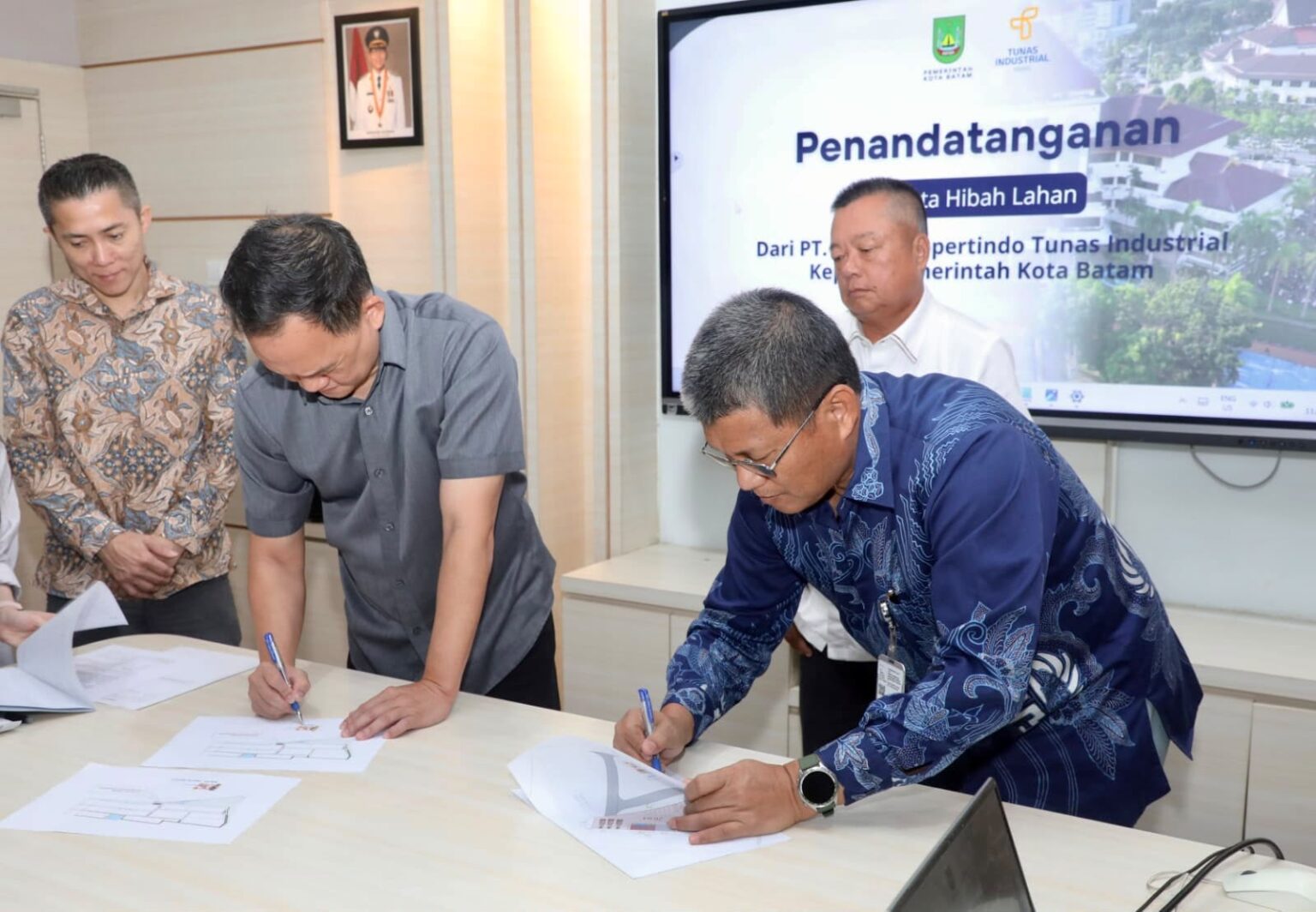 Sekretaris Daerah Kota Batam, Firmansyah, dan Direktur PT Prima Propertindo Utama, Albert Crenna Dessely, menandatangani naskah hibah di Kantor Wali Kota Batam, Kamis (11/6/2026). HUMAS DISKOMINFO BATAM