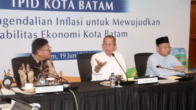 Wali Kota Batam, Amsakar Achmad, menyampaikan arahan saat menghadiri HLM TPID Kota Batam Tahun 2026 di Ruang Raja Haji Fisabilillah, Kantor Perwakilan Bank Indonesia Kepri, Jumat (19/6/2026). HUMAS DISKOMINFO BATAM