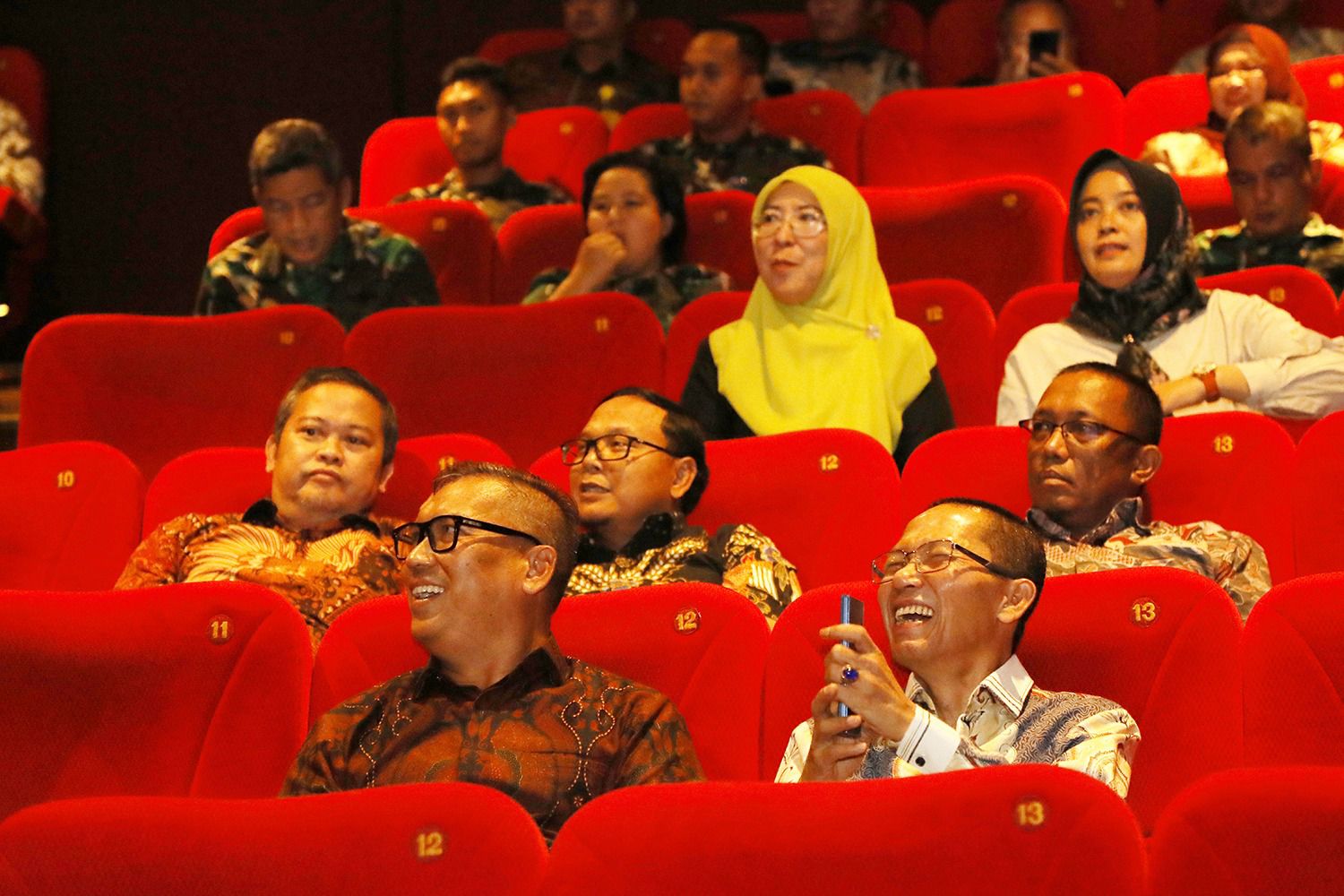 Wali Kota Batam, Amsakar Achmad, bersama Wakil Gubernur Kepri, Nyanyang Haris Pratamura, menyaksikan film Tanah Sengketa di Mega XXI Batam, Kamis (25/6/2026). HUMAS DISKOMINFO BATAM