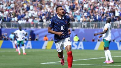 Kylian Mbappe cetak gol.