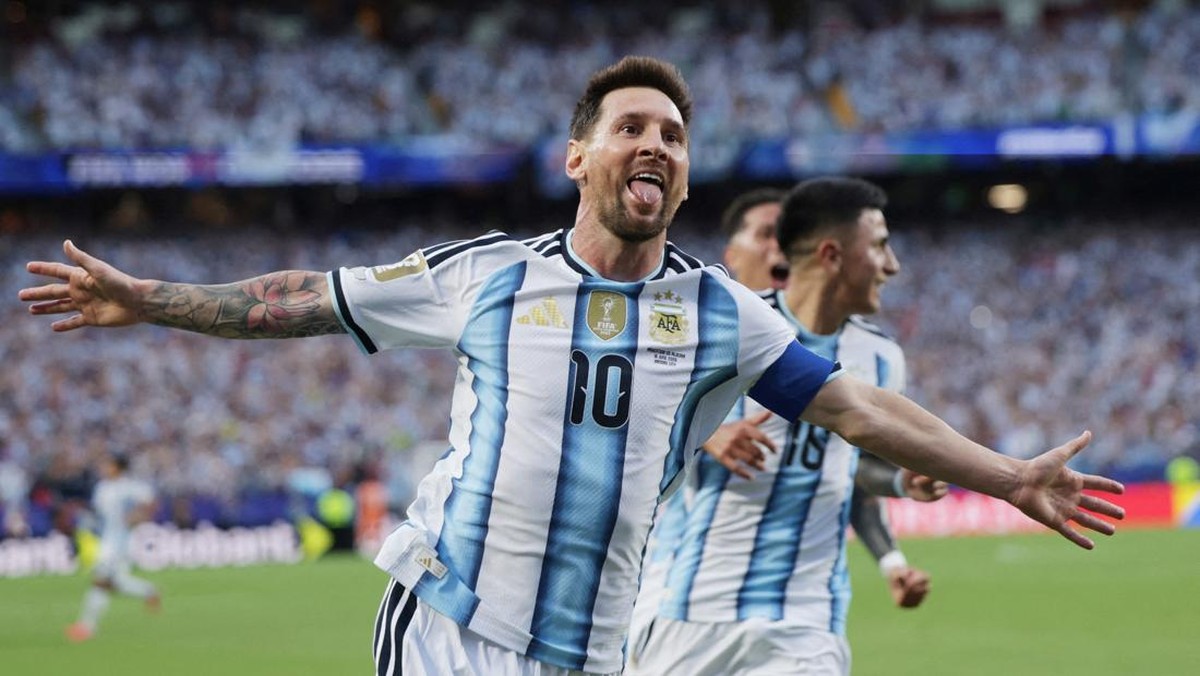 Lionel Messi hattrick antar Argentina gilas Aljazair 3-0.