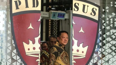 Jaksa Agung Muda Tindak Pidana Khusus (Jampidsus) Kejaksaan Agung Febrie Adriansyah keluar dari ruangan untuk menyampaikan keterangan saat konferensi pers di Kejaksaan Agung, Jakarta, Jumat (10/7/2026). Foto: Asprilla Dwi Adha/ANTARA FOTO