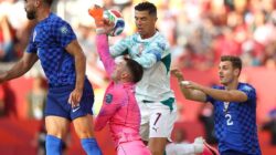 Kiper Timnas Kroasia, Dominik Livakovic, menendang bola menjauh di samping penyerang Portugal, Cristiano Ronaldo, dalam pertandingan babak 32 besar Piala Dunia 2026 antara Portugal dan Kroasia di Stadion Toronto, Toronto, pada Jumat (3/7/2026) pagi WIB.(COLE BURSTON/AFP)
