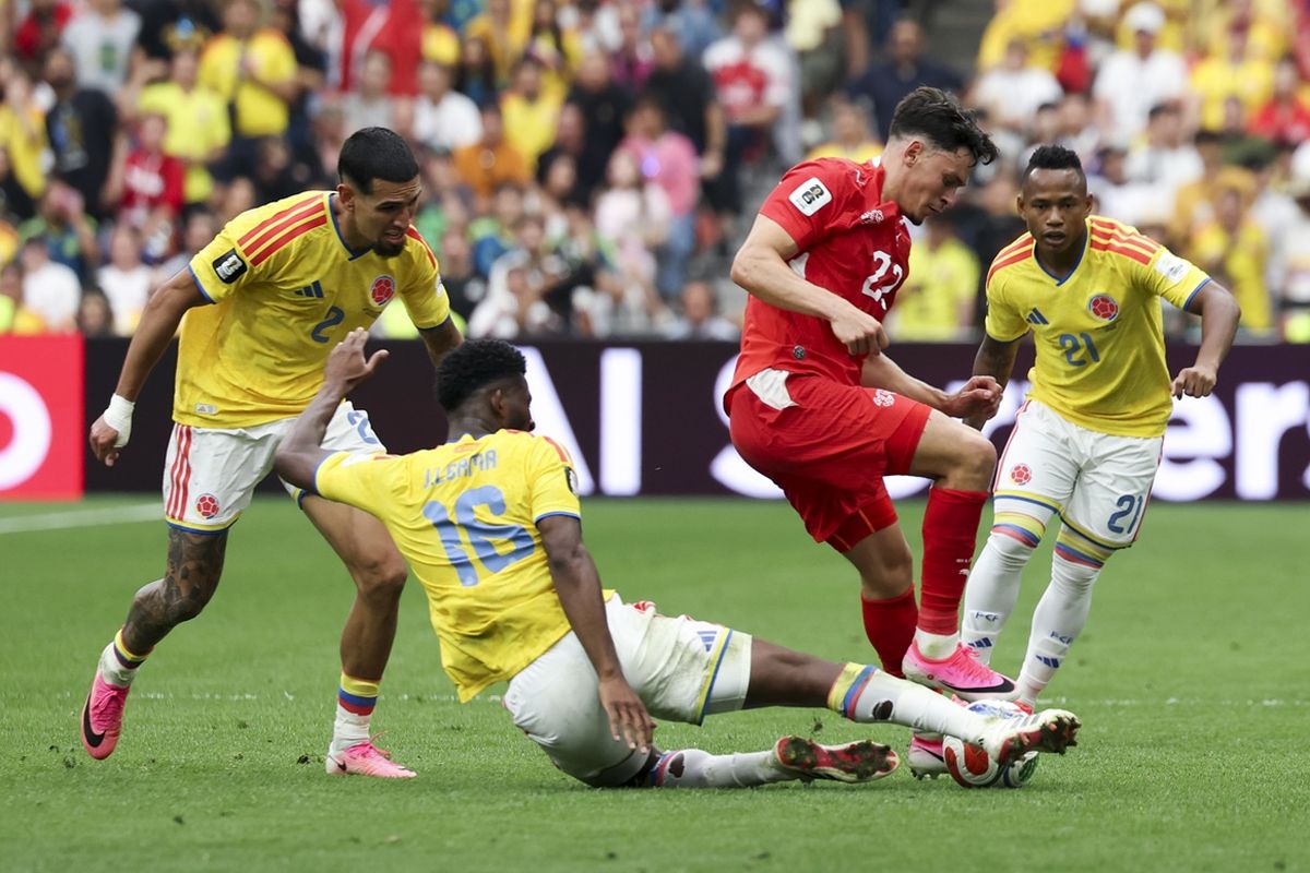 Pemain Timnas Swiss Fabian Rieder (kedua dari kanan) berebut bola dengan Jefferson Lerma (bawah) dari Kolombia selama pertandingan babak 16 besar antara Swiss dan Kolombia di Piala Dunia FIFA 2026 di BC Place Vancouver, Vancouver, Kanada, Rabu (8/7/2026) pagi WIB.(Xinhua/Zou Zheng)