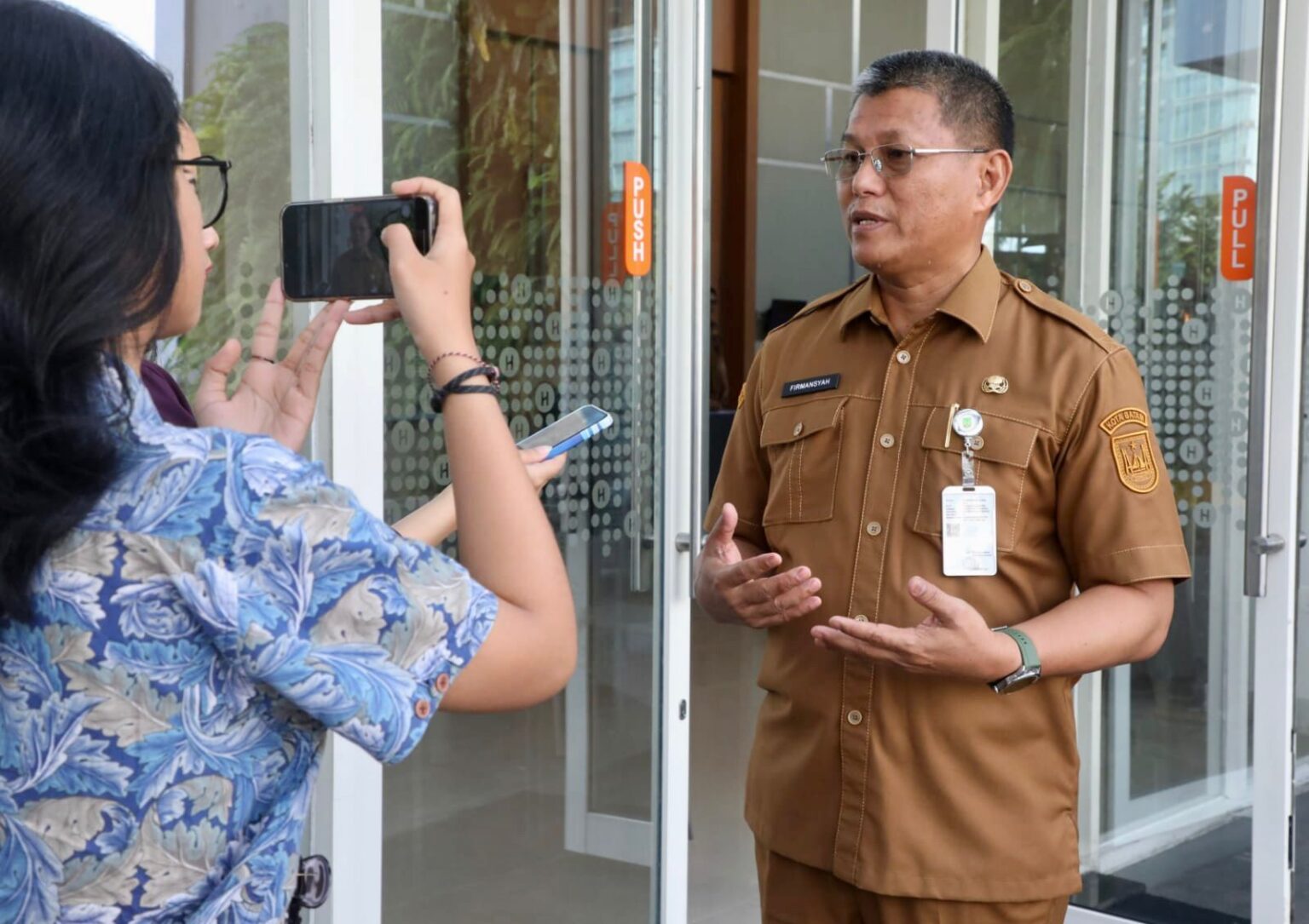 Sekda Batam, Firmansyah, memberi keterangan kepada wartawan usai membuka Konsultasi Publik Rancangan Kajian Naskah Akademik Penyusunan Ranperda tentang Penataan Kampung Tua di Harris Hotel Batam Center, Senin (29/6/2026). HUMAS DISKOMINFO BATAM
