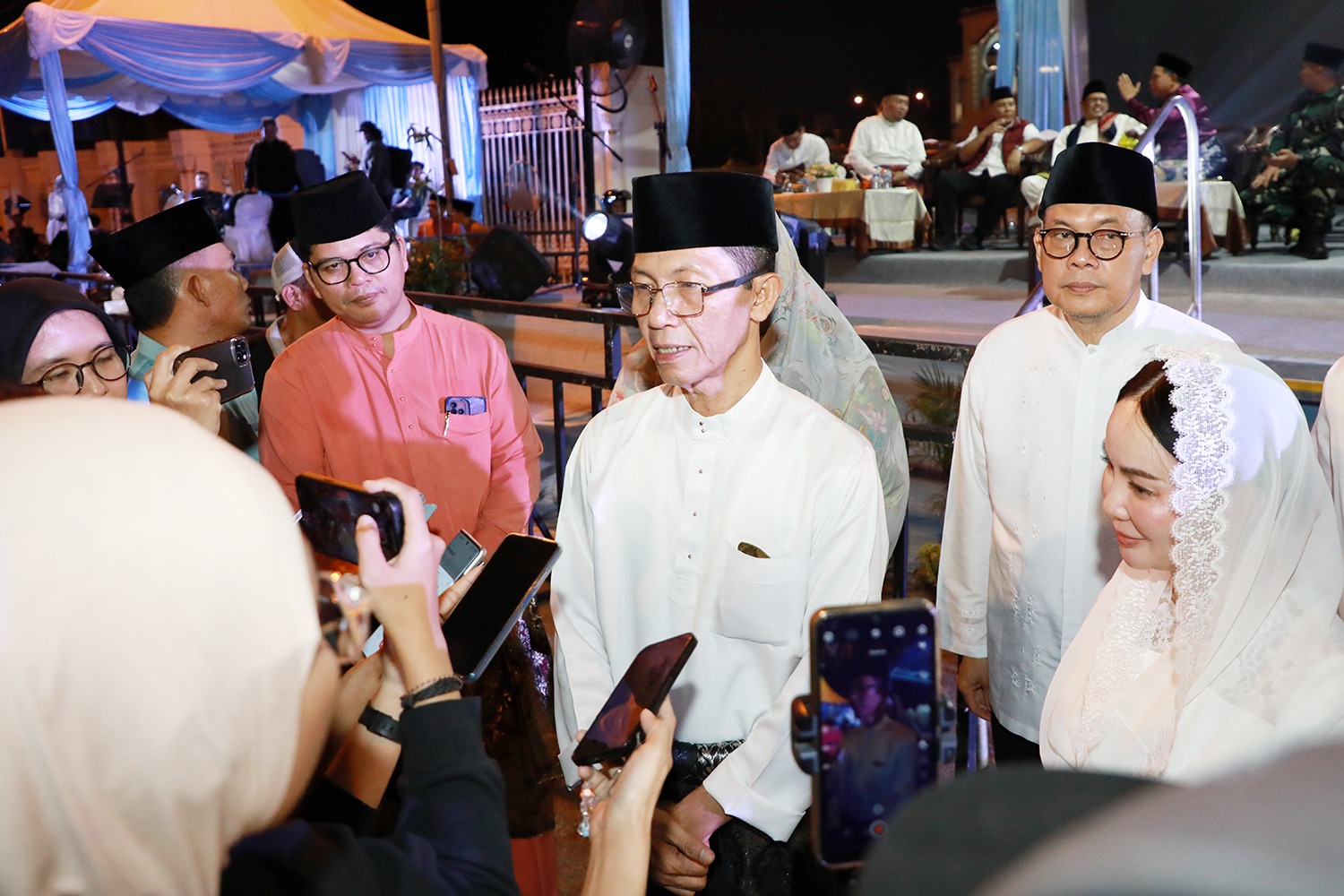 Wali Kota Batam, Amsakar Achmad, bersama Wakil Wali Kota Batam, Li Claudia Chandra, memberi keterangan pers belum lama ini. Dok HUMAS DISKOMINFO BATAM