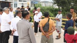 Wakil Wali Kota Batam, Li Claudia Chandra, beberbincang dengan warga saat meninjau lokasi kemunculan buaya di Sagulung, Selasa (30/6/2026). HUMAS DISKOMINFO BATAM