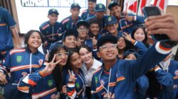 Atlet POPDA Kepri kontingen Batam berswafoto dengan Wakil Wali Kota Batam usai pelepasan kontingen di Kantor Wali Kota Batam, Selasa (30/6/2026). HUMAS DISKOMINFO BATAM