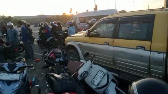Kecelakaan lalu lintas beruntun terjadi di Simpang Kepri Mall atau traffic light K-Square, Kota Batam, Sabtu (4/7/2026) sekitar pukul 06.30 WIB. (Foto: tangkapan layar video)